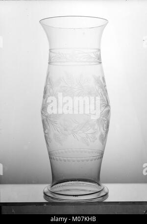 Dieses Hurrikanglas, Teil eines passenden Sets, zeigt dekoratives Design, feine Handwerkskunst und funktionelle Beleuchtung. Stockfoto