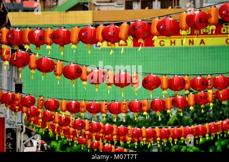 Rote Lampions hängen über eine Straße in der historischen Chinatown, Singapur feiert die Chinese New Year Festival Stockfoto