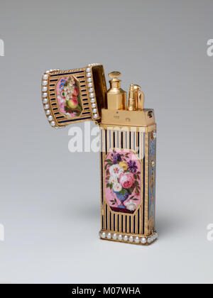 Diese Musikbox demonstriert mechanische Handwerkskunst, künstlerisches Design und funktionale musikalische Komponenten, die historische dekorative Kunst widerspiegeln. Stockfoto