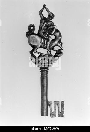 Ein historischer Schlüssel aus Metall, der das funktionale Design zum Sichern von Türen, Truhen und Wertsachen demonstriert. Das Objekt spiegelt Handwerkskunst und Metallbearbeitungstechniken aus der Antike oder dem Mittelalter wider. Stockfoto