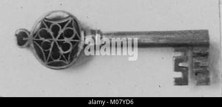 Dieser historische Metallschlüssel spiegelt das praktische Design wider, das in seiner Zeit mit Schlössern für Haushalts- oder architektonische Sicherheitszwecke verwendet wurde. Stockfoto