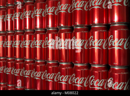 Adelaide, South Australia, Australien - Oktober 28, 2017: Iconic Soft Drink auf der ganzen Welt bekannt als Koks. Coca-cola 375 ml Dosen aufgereiht und gestapelt Ich Stockfoto