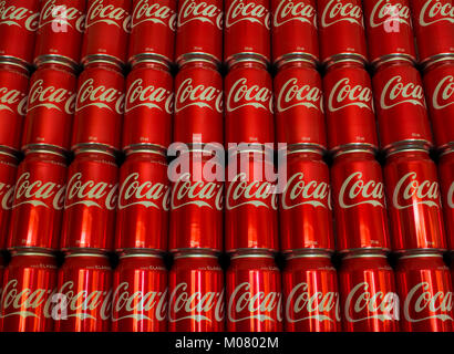 Adelaide, South Australia, Australien - Oktober 28, 2017: Iconic Soft Drink auf der ganzen Welt bekannt als Koks. Coca-cola 375 ml Dosen aufgereiht und gestapelt Ich Stockfoto