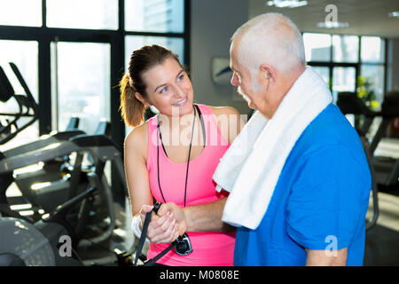 Weibliche physion Prüfung senior mans hand Stockfoto