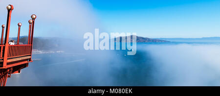 Golden Gate Bridge Seite Plattform Erweiterung für Brücke Fußgänger die Bucht von San Francisco und Angel Island zu sehen. Nebel wandert über das Wasser. Stockfoto