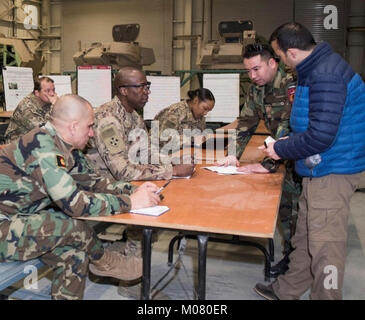 Command Sgt. Maj. sagte Jalal Salat (Zweiter von rechts), Afghan National Army Special Operations Command, diskutiert die Zukunft der Commando Noncommissioned Officer Corps mit Command Sgt. Maj. David Clark, die NATO der entschlossenen Unterstützung (Mitte) und Befehl Sgt. Maj. Roshan Safi, Senior Soldaten Führer an den Präsidenten von Afghanistan (links), in Kabul, Afghanistan, Jan. 6, 2018. (NSOCC-A Stockfoto