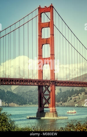 Golden Gate Bridge im Retro-look Farbe. Vertikale hautnah. Stockfoto
