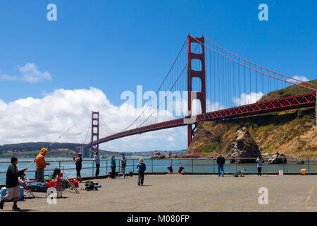 Golden Gate Bridge mit Menschen in den Vordergrund, das Fort Baker Pier. King Salmon Saison. Stockfoto