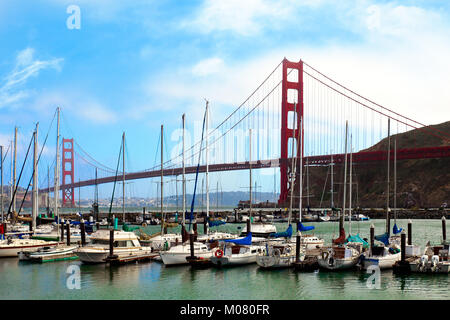 Golden Gate Bridge und der Presidio Yachthafen. San Francisco ist im Hintergrund zu sehen. Stockfoto