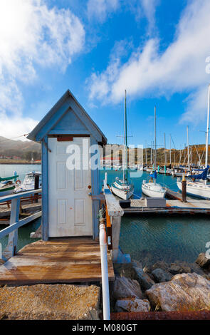 Presidio Yacht Club Marina in Sausalito, vom nördlichen Ende der Golden Gate Bridge entfernt. Alte Tür im Vordergrund markiert den Eingang in das Dock. Stockfoto