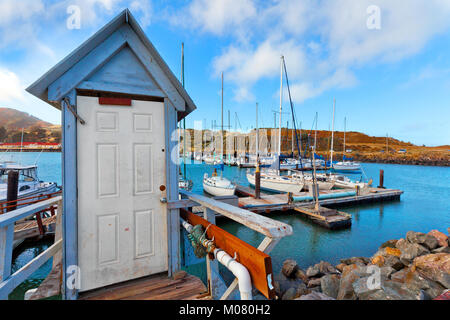 Presidio Yacht Club Marina in Sausalito durch das nördliche Ende der Gold Gate Bridge entfernt. Alte Tür im Vordergrund markiert den Eingang in das Dock. Stockfoto