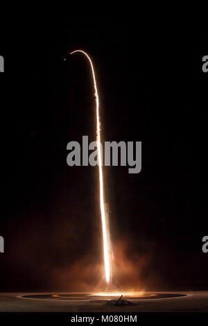 Die 45Th Space Wing unterstützt die SpaceX Start der Zuma Raumschiff aus dem Weltall Komplexe 40 Starten (SLC-40) der Cape Canaveral Air Force Station in Florida am 7. Januar 2018. Nach der Phase der Trennung, der ersten Stufe der Falcon 9 von SpaceX's Landing Zone 1 (LZ-1) der Cape Canaveral Air Force Station in Florida gelandet. ( Stockfoto