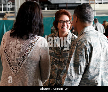 Brig. Gen. Dawn Ferrell, Texas' stellvertretender Adjutant General für Luft, Gespräche zu Maj. Victor Pagan, einem 149 Fighter Wing Kaplan, und Frau Kristen Rumley, die 149 Figther Flügel Direktor für psychische Gesundheit, nach einer neuabgrenzung Zeremonie am Hafen von San Antonio Erbe Hangar Jan. 6, 2018. (Air National Guard Stockfoto