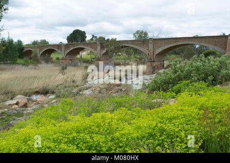 Alte ausgediente gewölbten Bahnbrücke auf Western Boundary Road, Palmer, in der Nähe von Mannum Wasserfälle und Teil der Murraylands in Südaustralien. Es Kreuze Stockfoto