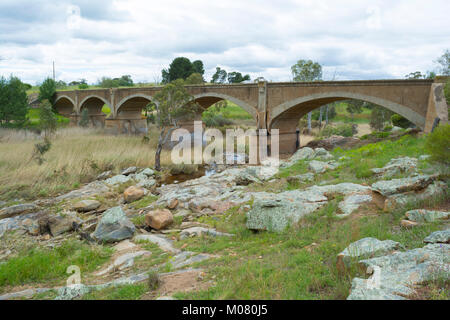 Alte ausgediente gewölbten Bahnbrücke auf Western Boundary Road, Palmer, in der Nähe von Mannum Wasserfälle und Teil der Murraylands in Südaustralien. Es Kreuze Stockfoto