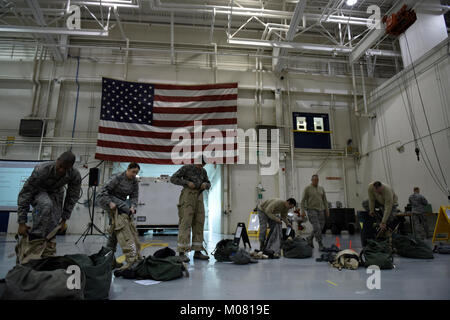 Mitglieder der 145 Airlift Wing don Gemeinsamen Dienst leichte Integrierte Anzug Technologie während der chemischen, biologischen, radiologischen und nuklearen Verteidigung Ausbildung an der North Carolina Air National Guard Base, Charlotte Douglas International Airport, Jan. 8, 2018 statt. Die Ausbildung ist eine große Anforderung für Flieger Bereitschaft, Vertrautheit mit Verfahren zu gewährleisten und die Hände mit erteilten Schutzausrüstung. Stockfoto