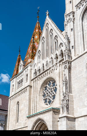 Budapest, Ungarn - 12. August 2017: Matthias Kirche. Es ist eine römisch-katholische Kirche vor der Fischerbastei im Herzen von Buda entfernt Stockfoto