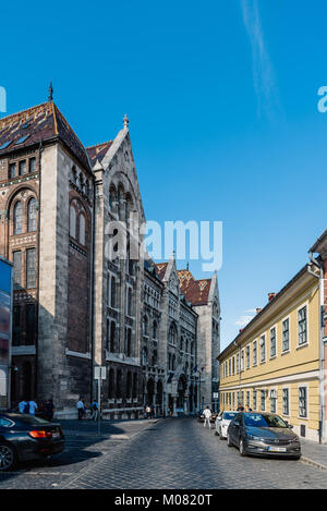 Budapest, Ungarn - 12. August 2017: Low Angle View der nationalen Archive von Ungarn Gebäude, in der Altstadt von Buda in Budapest. Stockfoto