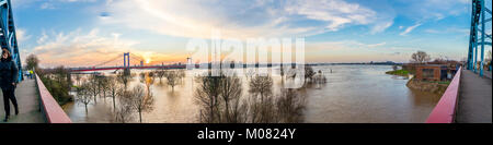 DUISBURG/Deutschland - 08. JANUAR 2017: Der Rhein Hochwasser ist die Muehlenweide in Ruhrort Stockfoto