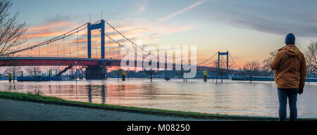 DUISBURG/Deutschland - 08. JANUAR 2017: Der Rhein Hochwasser ist die Muehlenweide in Ruhrort Stockfoto