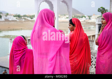 JUN 16, 2010 Pushkar, Indien - Indische Frauen im Sari in der Nähe von heiligen See Pushkar (Sarovar) auf ghats, Indien. Ajmer District, dem Bundesstaat Rajasthan. Stockfoto