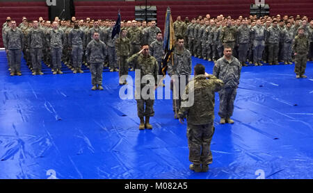 Us-Armee Alaska Kommandierender General, Generalmajor Mark O'Neil liefert einen Gruß zu einer Bildung von Soldaten aus 1.BATAILLON, 5 Infanterie Regiment, 1 Stryker Brigade Combat Team, 25 Infanterie Division während des Arktischen Excellence streamer Preisverleihung Januar 16, 2018 at Fort Wainwright, Alaska. Der Streamer wird nun vierteljährlich an das Unternehmen in USARAK mit der insgesamt höchsten Punktzahlen in Kategorien Army Combat readiness Ergänzende vergeben werden. (U.S. Armee Stockfoto