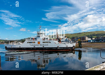 Caledonian MacBrayne Auto- und Passagierfähre Loch Shira bei der Ankunft im Fährhafen in Largs Ayrshire, Schottland Großbritannien Stockfoto