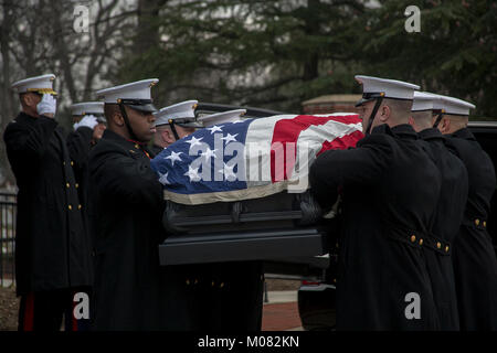 Marine Corps Körper Träger, Bravo Company, Marine Barracks Washington D.C., bereiten Sie sie vor, Generalmajor Paul A. Fratarangelo zu seiner letzten Ruhestätte während eines vollen Ehren Beerdigung auf dem Arlington National Cemetery, Arlington, Va., Jan. 16, 2018 zu tragen. Marine Barracks Washington ist die Heimat der Marines, die Unterstützung für alle Marine Corps Begräbnisse und viele hochrangige Regierungsbeamte "Beerdigungen innerhalb der National Capital Region. (Offizielle US Marine Corps Stockfoto