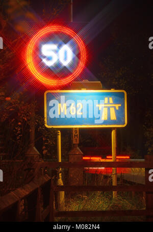 Reduzierte 50 mph Höchstgeschwindigkeit Warnschild auf der Autobahn M62 bei Nacht Leeds yorkshire United Kingdom Stockfoto