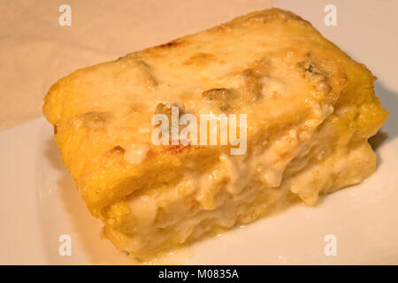 Italien Piemont Mitonà (Mais Mehl Polenta mit Gorgonzola Käse) Stockfoto