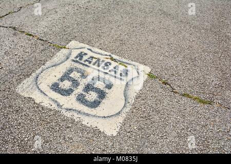 Historische Route 66 Marker in Kansas auf dem Asphalt. Stockfoto