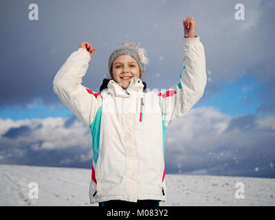 Kleines Mädchen im Schnee spielen Stockfoto