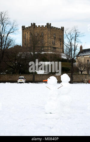 Zwei Schneemänner auf Palast Grün vor Durham Castle, Durham, England, Großbritannien Stockfoto