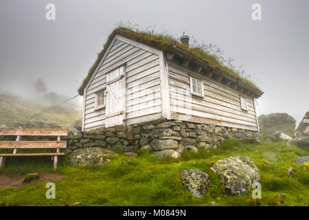 Traditionelles Haus mit Grasdach in Norwegen Stockfoto