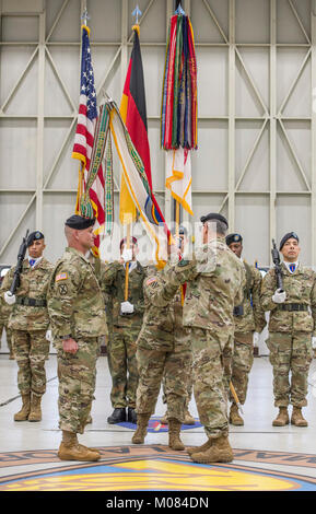 Gen. Curtis M. Scaparrotti (vorne rechts), United States European Command (EUCOM) Commander erhält der US Army Europe (USAREUR) Farben von Command Sgt. Maj. Sheryl D. Lyon, United States Army Europe (USAREUR) CSM während der usareur Annahme des Befehls Zeremonie für den eingehenden USAREUR Kommandeur Generalleutnant Christopher G. Cavioli (vorne links) auf Lehm Kaserne in Wiesbaden, Deutschland 18.01.2018. (U.S. Armee Stockfoto