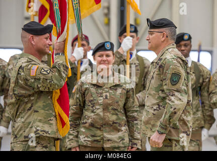 Generalleutnant Christopher G Cavioli (links), eingehende Kommandant der United States Army Europe (USAREUR), empfing die usareur Farben von Gen. Curtis M. Scaparotti (rechts), United States European Command (EUCOM) Commander während der usareur Annahme des Befehls Zeremonie auf Lehm Kaserne in Wiesbaden, Deutschland 18.01.2018. (U.S. Armee Stockfoto