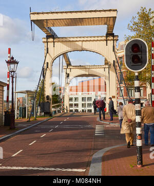 Walter Suskindbrug ein doppelter Zugbrücke, Amsterdam, Niederlande. Nachdem der deutsche Jude, 600 jüdische Kinder des Holocaust Flucht geholfen benannt. Stockfoto