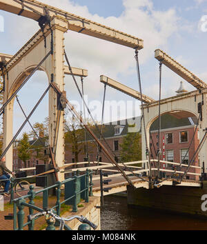 Walter Suskindbrug ein doppelter Zugbrücke, Amsterdam, Niederlande. Nachdem der deutsche Jude, 600 jüdische Kinder des Holocaust Flucht geholfen benannt. Stockfoto