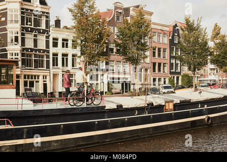 Barge entlang Nieuwe Herengracht, Amsterdam reisen, Niederlande Stockfoto