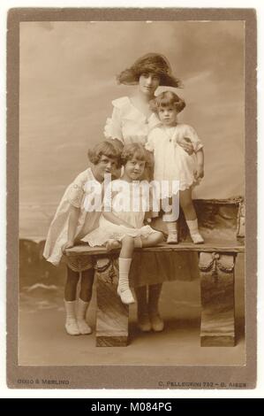 Anfang des 20. Jahrhunderts Studio-Porträt-Foto von schönen attraktiven jungen Mutter und hübschen Töchtern, trägt Sommerkleider, Buenos Aires, Argentinien, Südamerika, in den 1920er Jahren. Stockfoto