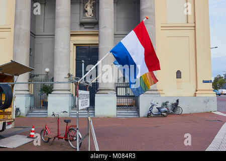 Die niederländische und die regenbogenfahnen und Mose und Aaron Kirche, Waterlooplein, Amsterdam, Niederlande. Stockfoto