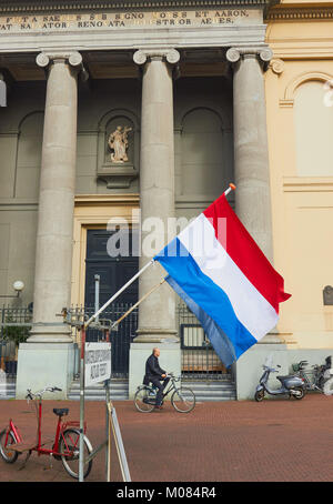 Niederländischer Flagge und Mose und Aaron Kirche, Waterlooplein, Amsterdam, Niederlande. Stockfoto