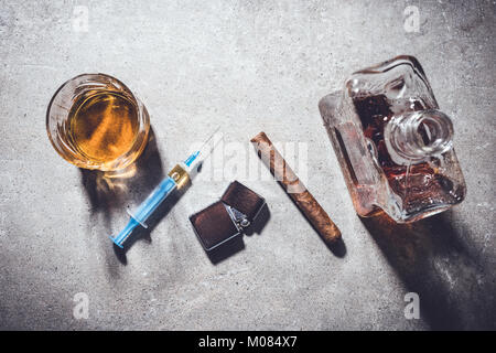Harte Drogen und Alkohol am grauen Stein Tabelle. Ansicht von oben Stockfoto