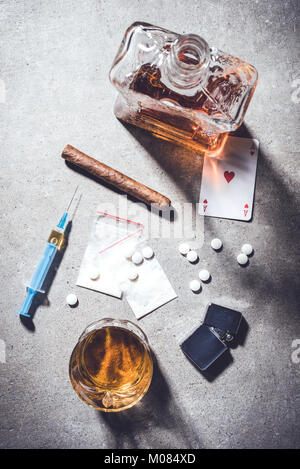 Harte Drogen und Alkohol am grauen Stein Tabelle. Ansicht von oben Stockfoto
