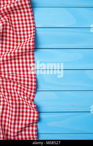 Red gefalteten Tischdecke über blau Holztisch Stockfoto