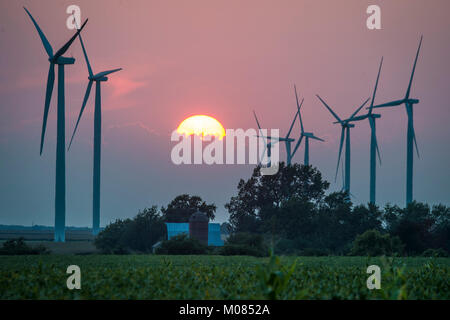 Windenergieanlagen auf dem Bishop Hill Windparks betreiben unter den Mais und Soja Felder in der Nähe von Bishop Hill, Calif., Sept. 14, 2017. USDA Stockfoto