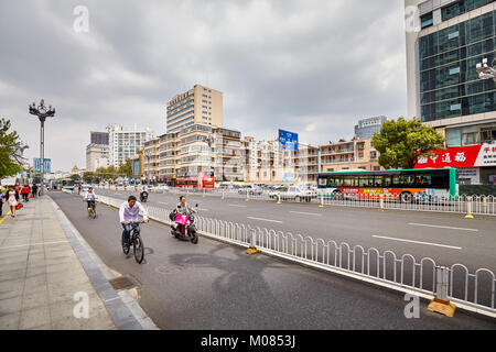 Kunming, China - 20. September 2017: eine belebte Straße in der Innenstadt von Kunming, die Hauptstadt und die größte Stadt der Provinz Yunnan im Südwesten Chinas. Stockfoto