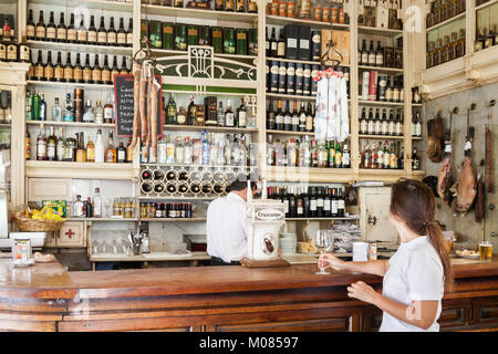 Frau an der Bar in der berühmten El Rinconcillo Tapas Bar in Sevilla, Spanien Stockfoto