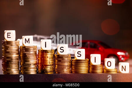 Das Wort "Emission" mit Autos im Hintergrund Stockfoto