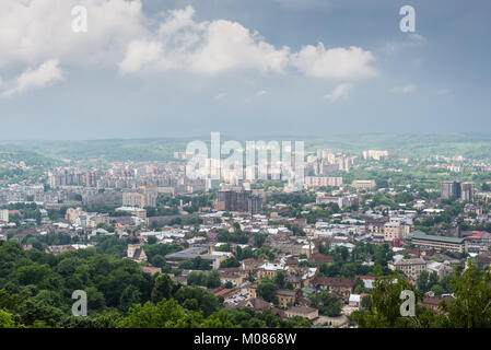 Lemberg, Ukraine - 31. Mai 2016: Panoramablick über die Stadt Lemberg im Mai in Wetter in Lviv, Ukraine. Stockfoto